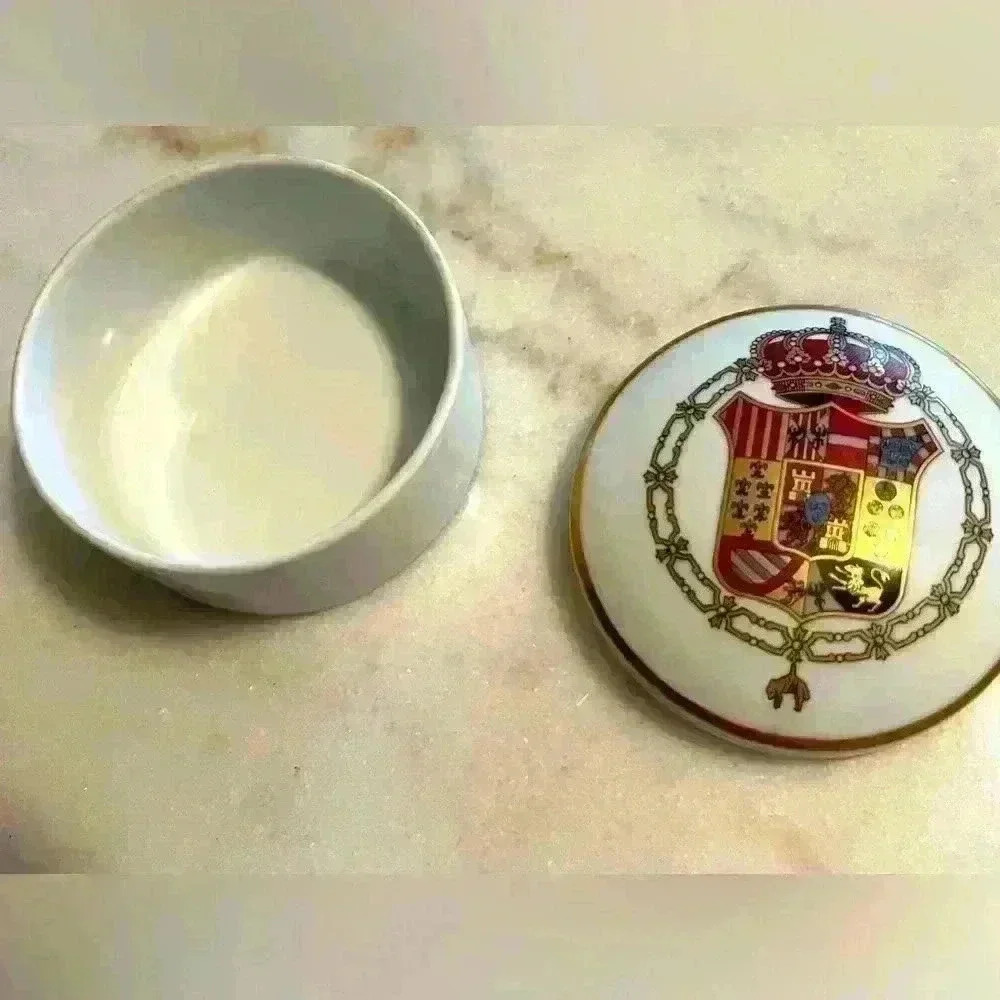 BIDASOA  PORCELAN TRINKET DISH WITH LID,  3” diameter, MADE IN SPAIN